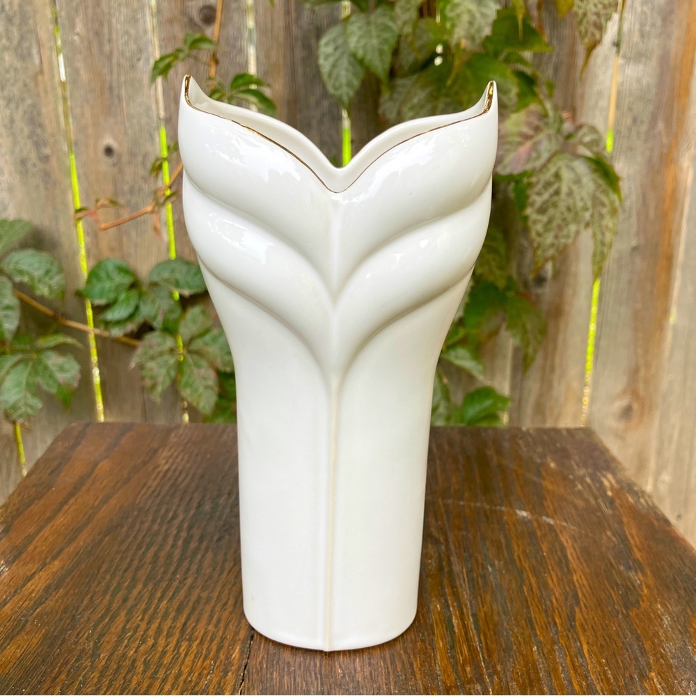 Vintage Ivory White Flower Vase w/Gold Rim 7”